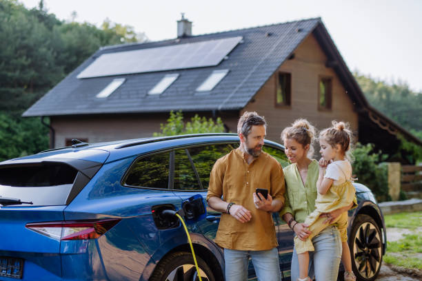 familia con un coche eléctrico y placas solares