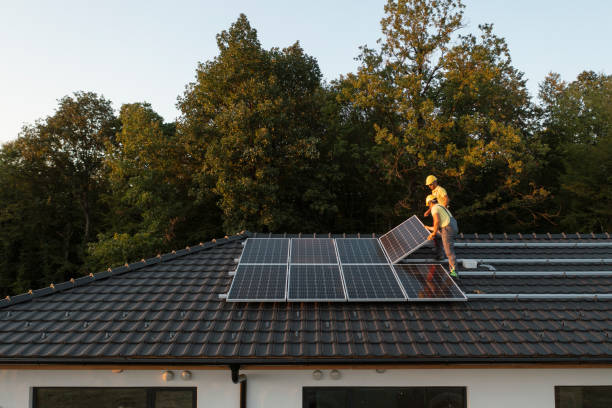 trabajador instalando placas solares en un tejado