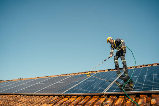 mantenimiento de placas solares por un trabajador de hegosun